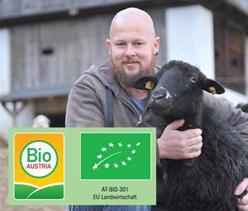 Bio Bauer mit Schaf